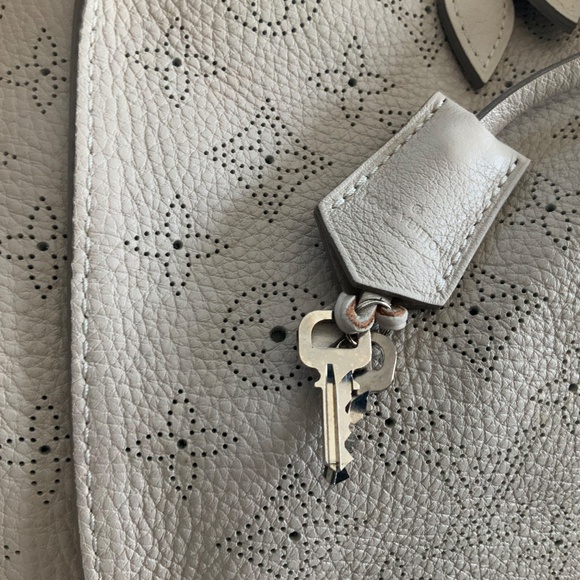 Louis Vuitton Mahina Selene Monogram PM Blanc Shoulder Bag. - Picture 6 of 16